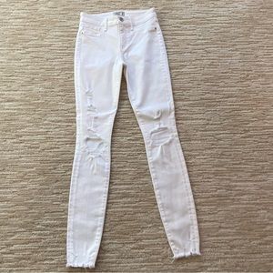 Abercrombie & Fitch low rise super skinny distressed white jeans - Size 24-00R